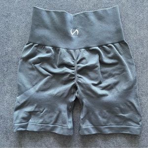 TLF Sculpt Seamless Butt Scrunch Shorts  
XS